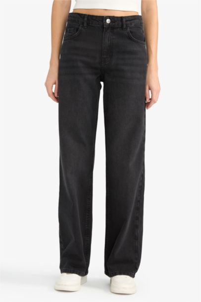 بنطرون جينز قصة مستقيمة برجل واسع وخصر عالي