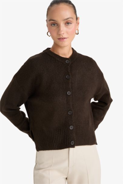 جاكيت تريكو قصة عادية بياخة مستديرة