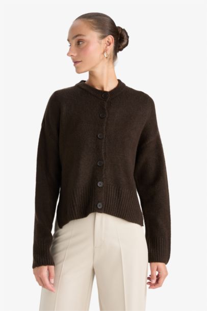 جاكيت تريكو قصة عادية بياخة مستديرة