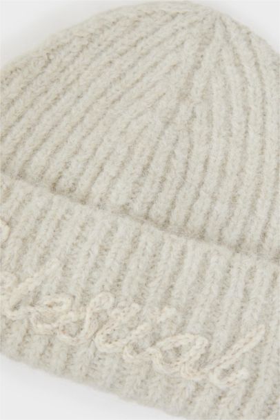 Woman Embroidered Beanie