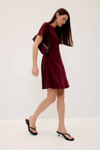 فستان قصير بياقة مستديرة