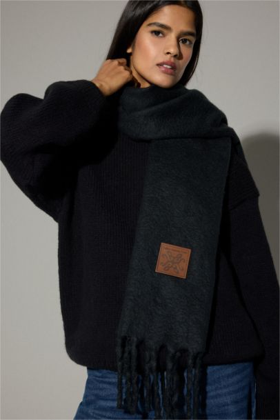 Woman Woven Label Scarf