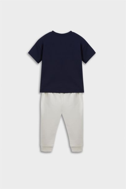 طقم بيبي اولادي تيشيرت وسويت بانتس بطبعة شعار قصة عادية - قطعتين