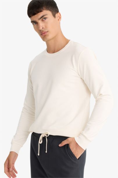 تيشيرت نص كم قماش رقيق سليم فيت بياقة مستديرة