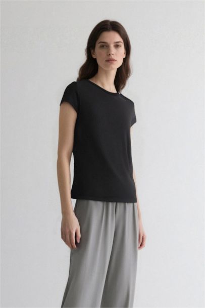 Fitted Crew Neck Short Sleeve Black T-Shirt