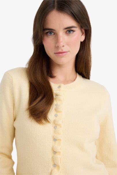 جاكيت تريكو قصة عادية بياخة مستديرة