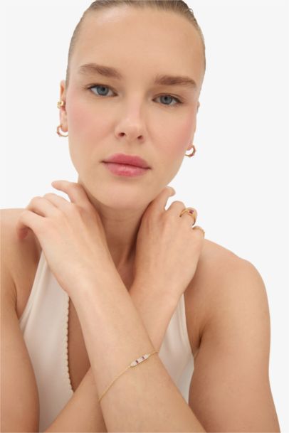 سوار نسائي ذهبي بأحجار من Reis x DeFacto