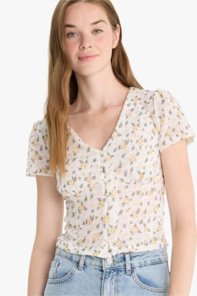 T-shirt slim fleuri en tissu texturé à col V et manches courtes