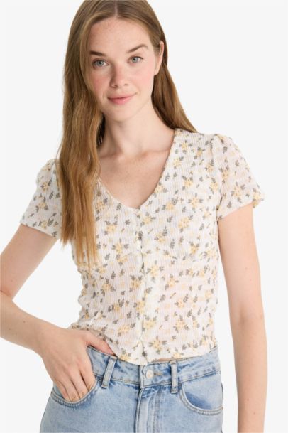 T-shirt slim fleuri en tissu texturé à col V et manches courtes