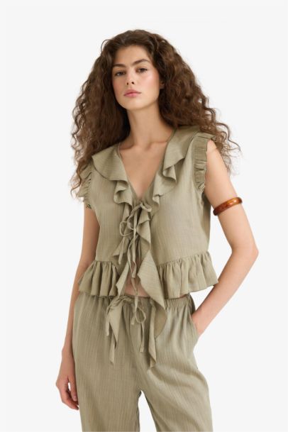 Блузка без рукавов с текстурой и оборками, обычная посадка