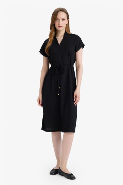 Платье с коротким рукавом стандартного кроя с V-образным вырезом