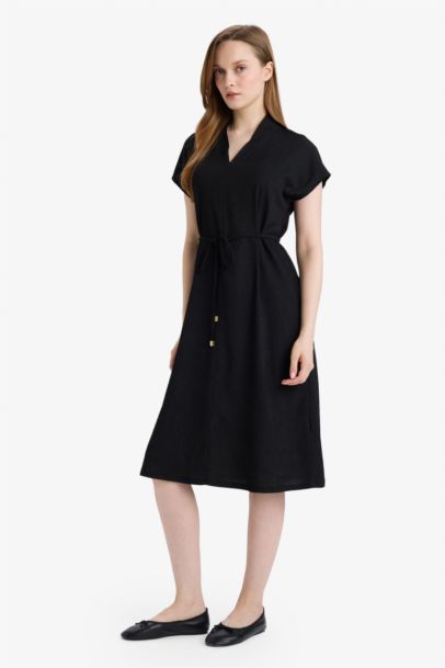 Платье с коротким рукавом стандартного кроя с V-образным вырезом