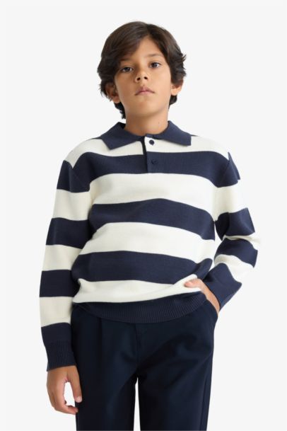 Свитер для мальчиков с круглым воротом.