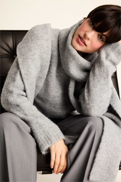 بلوز صوف قصة عادية بنص ياخة مدورة