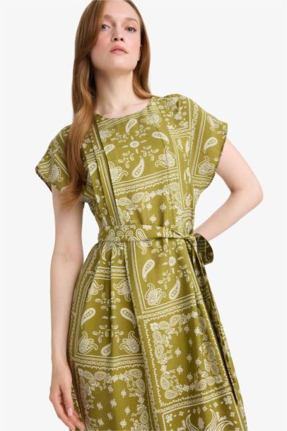 فستان ميدي نص ردن بقصة A بياخة مدورة