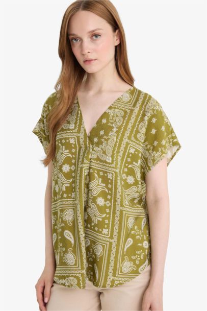 بلوزة نص كم منقوش بياقة مستديرة