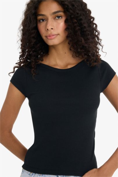 Slim Fit Dar Kesim Kayık Yaka Fitilli Kaşkorse Siyah Kısa Kollu Tişört