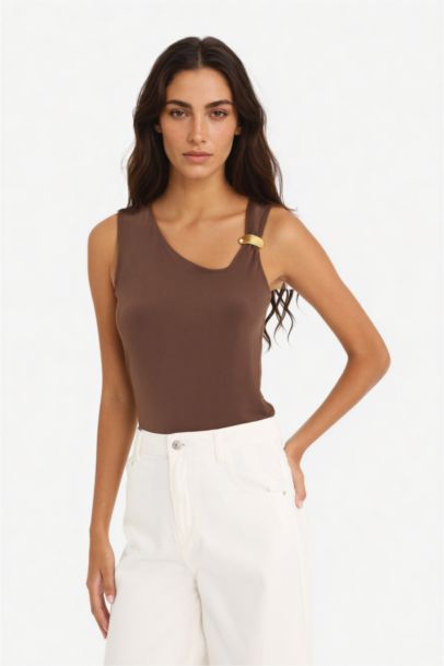 Slim Fit Dar Kesim Aksesuar Detaylı Tek Omuzlu Bluz