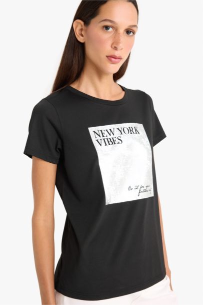 تيشيرت نص كم مطبوع قصة عادية برقبة مستديرة