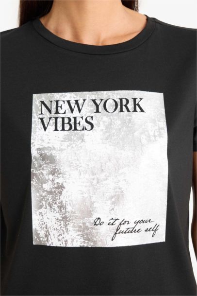 تيشيرت نص كم مطبوع قصة عادية برقبة مستديرة