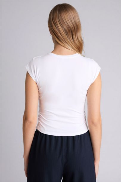 تيشيرت مودال ضيق بأكمام قصيرة برقبة مستديرة