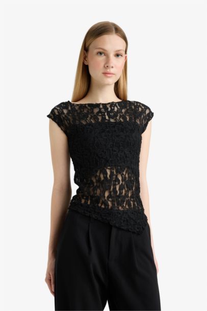 Fitted Round Neck Lace Short Sleeve Blouse