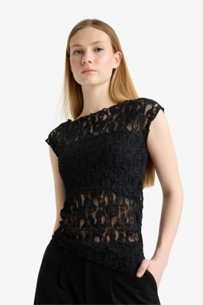 Fitted Round Neck Lace Short Sleeve Blouse