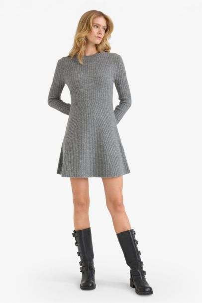 Трикотажное платье А-силуэта с круглым вырезом и длинным рукавом