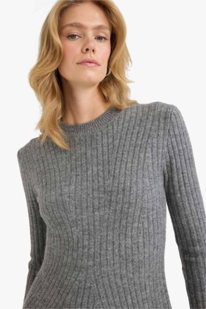 Трикотажное платье А-силуэта с круглым вырезом и длинным рукавом