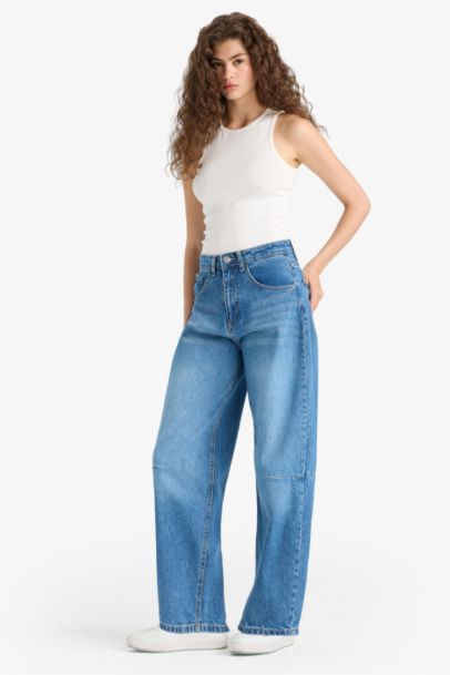 Pantalon jean taille normale coupe barrel et longueur cheville