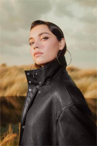 جاكيت جلد صناعي داد فيت بسحاب من Afra x DeFacto