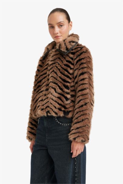 جاكيت فرو صناعي قصير قصة عادية