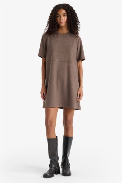 Robe évasée courte à col rond et manches courtes