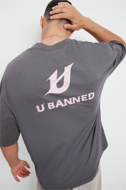 تيشيرت نص ردن قصة فضفاضة بطبعة من الخلف