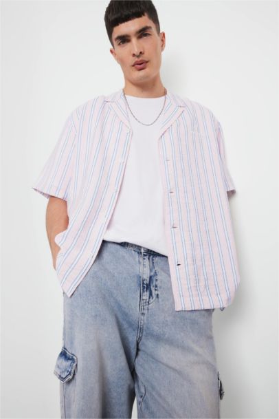 قميص مخطط نص كم قصة مريحة وياقة جاكيت