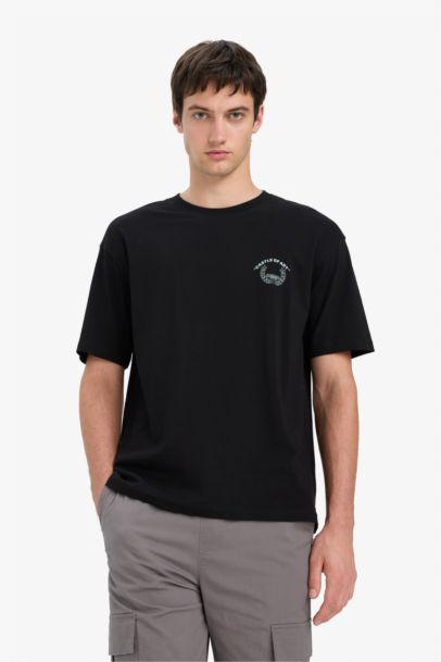 تيشيرت أوفر سايز قطن برقبة مستديرة وطبعة من الخلف