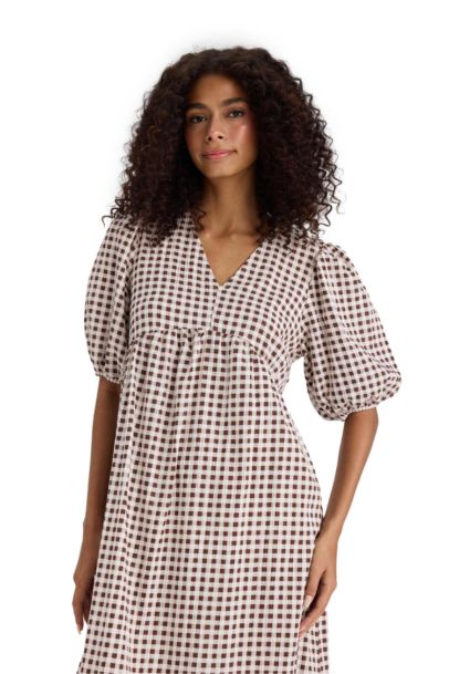 V Yaka Kareli Gofre Dokulu Kısa Kollu Midi Elbise