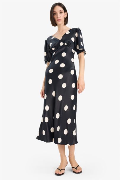 V Yaka Saten Puantiyeli Kısa Kollu Midi Elbise