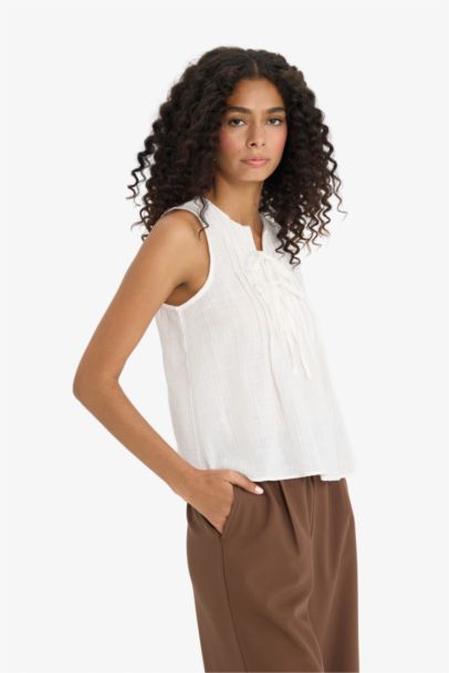 Blouse sans manches à noeuds sur le devant