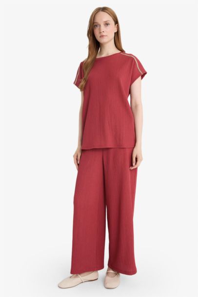 Flexible Waist Straight Leg Crepe Capri Pants