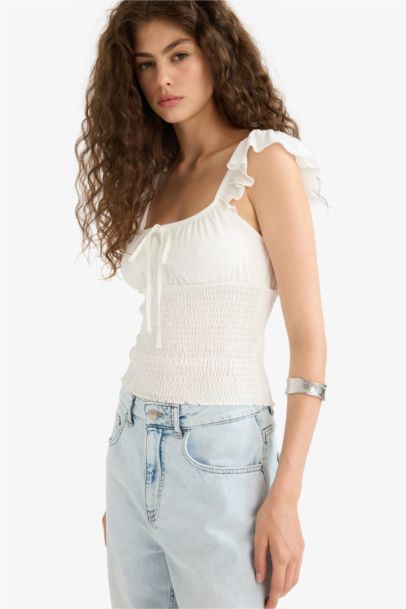 Облегающая белая блузка с V-образным вырезом и текстурированным материалом