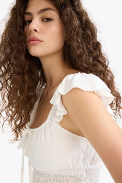 Облегающая белая блузка с V-образным вырезом и текстурированным материалом