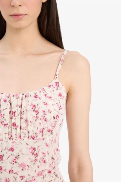 Yuvarlak Yaka Çiçekli Krinkıl Viskon Askılı Yırtmaçlı Midi Yazlık Elbise