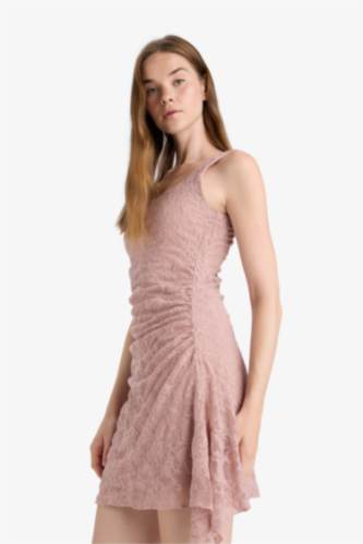 Mini Robe en dentelle à bretelles et col carré