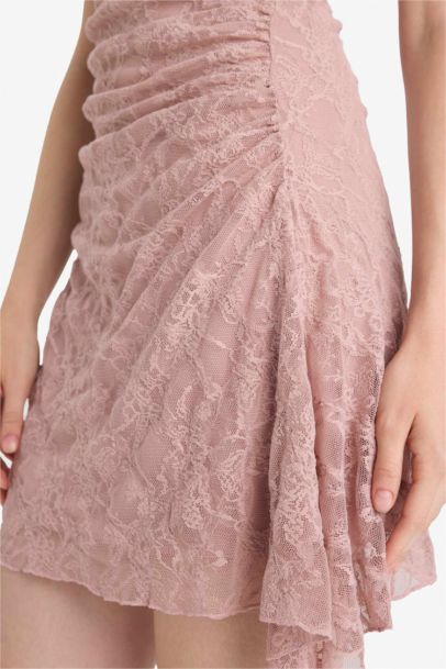 Mini Robe en dentelle à bretelles et col carré