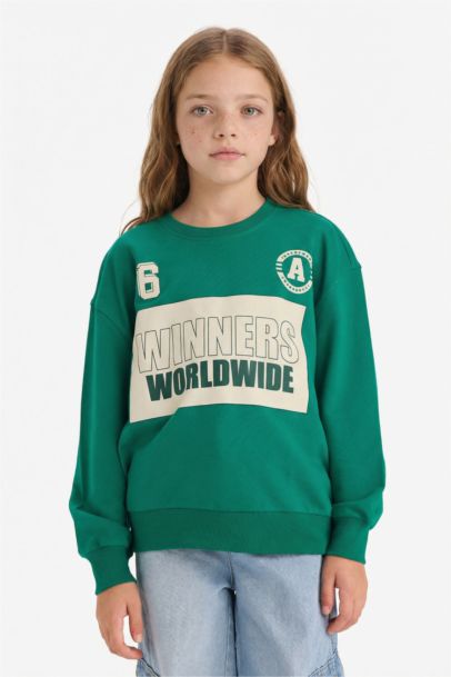 سويت شيرت بناتي بطبعة شعار قصة مريحة