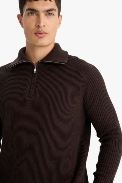 Standard Fit Zippered Stand Collar Knit Pullover