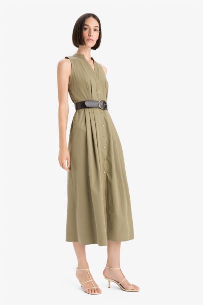 Регулярного кроя длинное платье из хлопка с короткими рукавами.