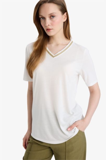 Футболка Regular Fit с V-образным вырезом и коротким рукавом