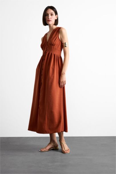 V Neck Buttoned Sleeveless Maxi Dress